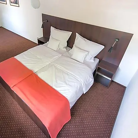 Hotel First 2*