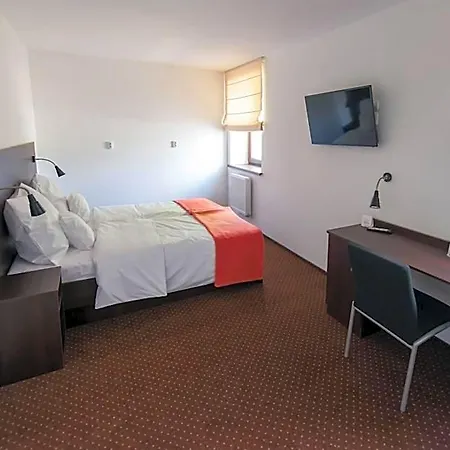 Hotel First 2*