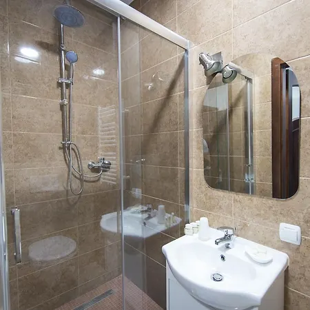 Hotel First 2*